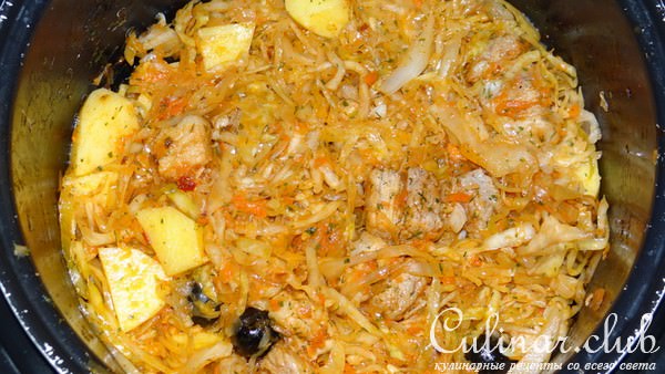 Солянка из квашеной капусты, свинины и маслин