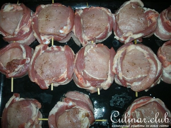 Мясные медальоны с перепелиными яйцами