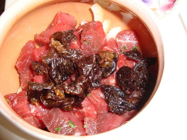 МЯСО С ЧЕРНОСЛИВОМ В ГОРШОЧКЕ
