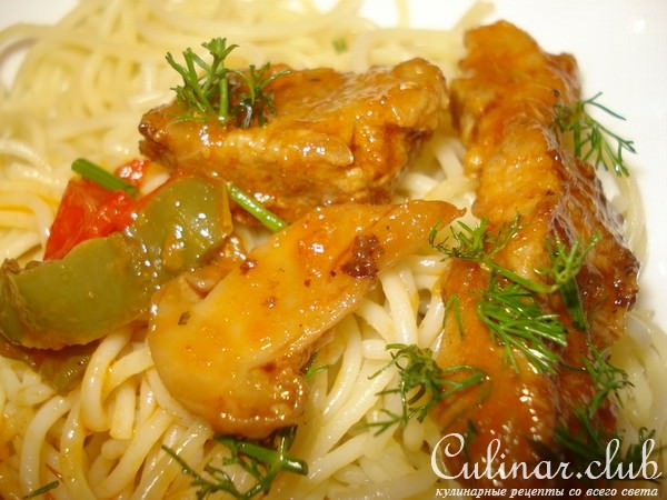 аппетитная свиная поджарка с перцем и грибами
