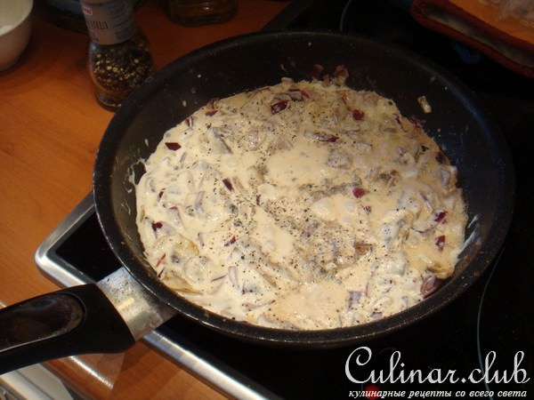 Мясной рулетик с грибным соусом
