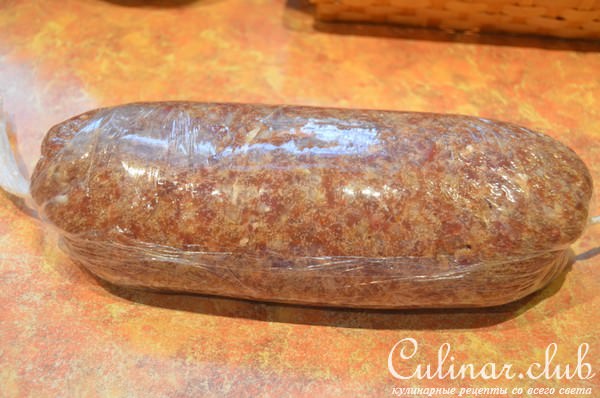 Рулет из говяжьего фарша с яблочно-луковой начинкой на пару