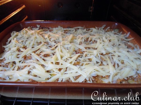 Запеканка из кабачков с мясным соусом.