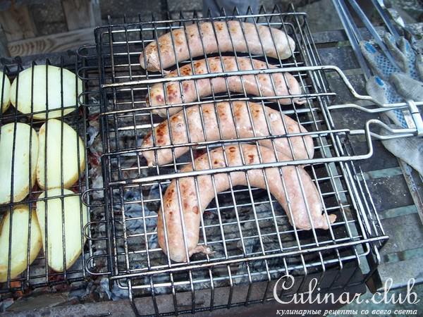 Маринованные колбаски-гриль с картошечкой-гриль