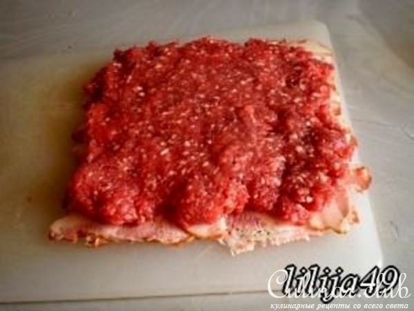 Мясной рулет в беконе