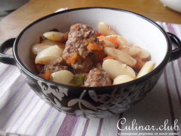 Фрикадельки с фасолью и овощами
