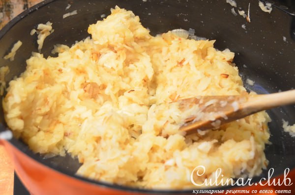 Рулет из говяжьего фарша с яблочно-луковой начинкой на пару