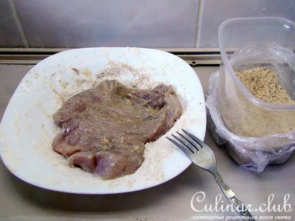 Шницель из индейки в ореховой панировке, с капустным салатом.