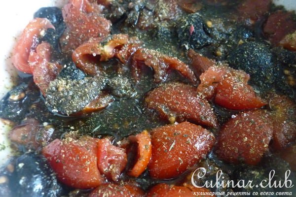 Нежная курочка по-итальянски с чесночной гренкой под пикантным салатом