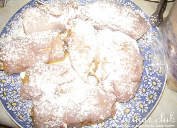 Рулетики из куриной грудки с морковно-грибной начинкой