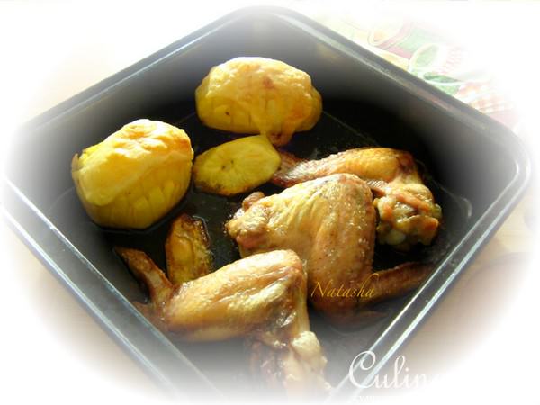 Печённые крылья с картофелем под сыром.