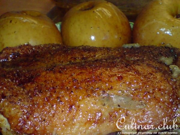 Гусиная грудка с печёными яблоками