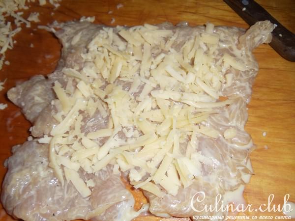 Рулетики из индейки с шампиньонами и сыром