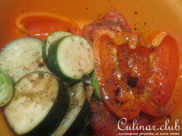 Куриные крылышки с овощами и соусом "Полный гриль"