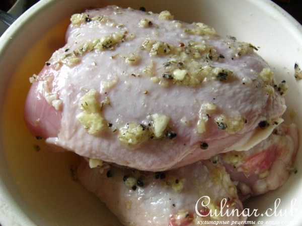 Куриные грудки, запеченные с розмарином и чесноком
