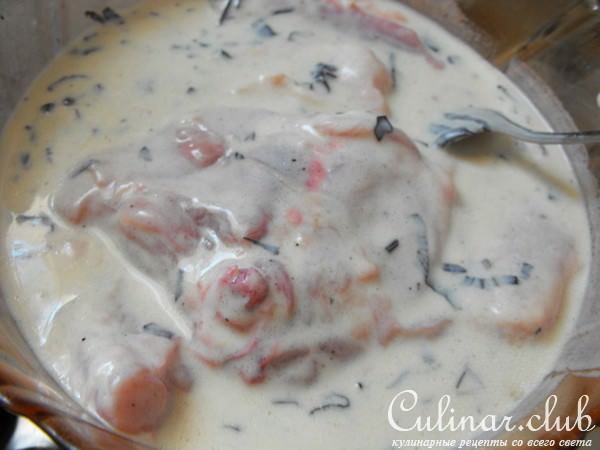 Курица в кефире с базиликом.