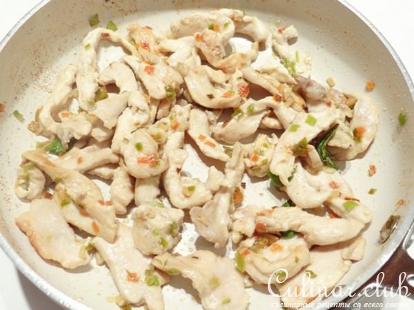 Острый рис с куриным филе по-тайски