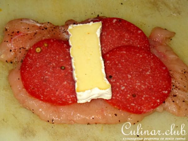 Рулончик из куриной грудки с начинкой из камамбера и салями