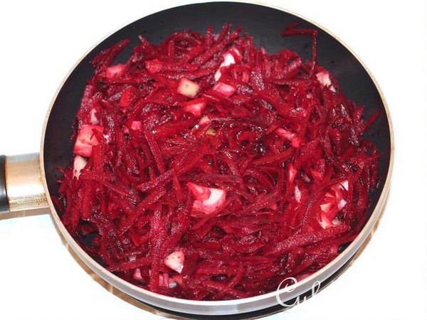 Рулетик из нежной курочки со свеклой