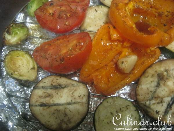 Куриные крылышки с овощами и соусом "Полный гриль"
