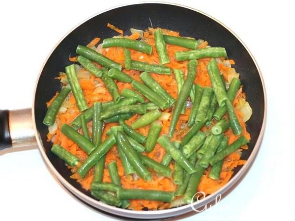 Стручковая фасоль в томате с куриной грудкой