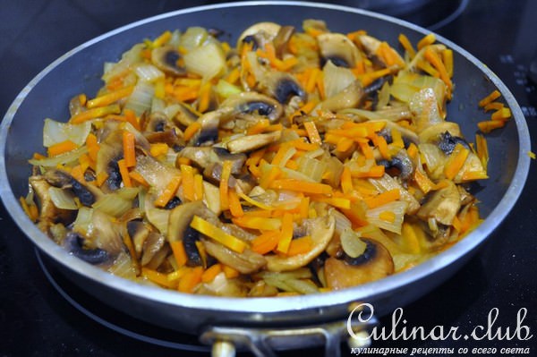 Курица фаршированная грибами и рисом.