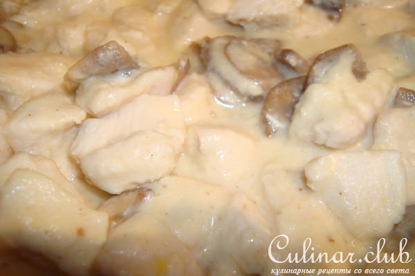Куриное филе с грибами и сырным соусом