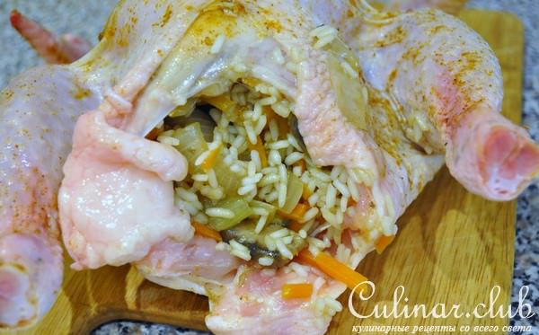 Курица фаршированная грибами и рисом.