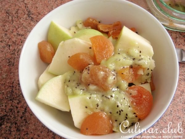 Курица запеченная с киви и сухофруктами.