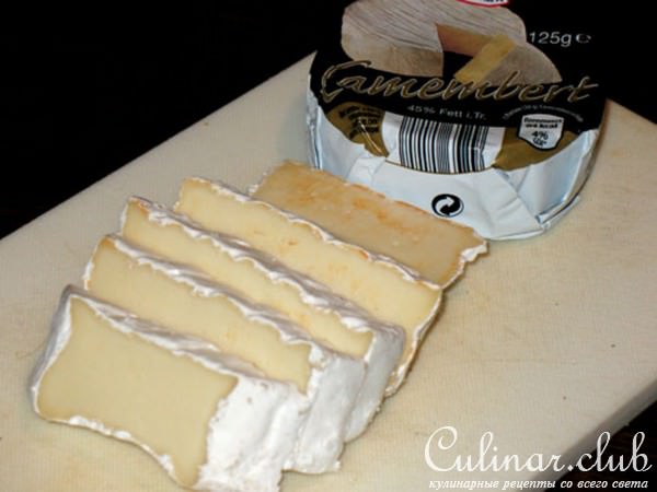 Рулончик из куриной грудки с начинкой из камамбера и салями