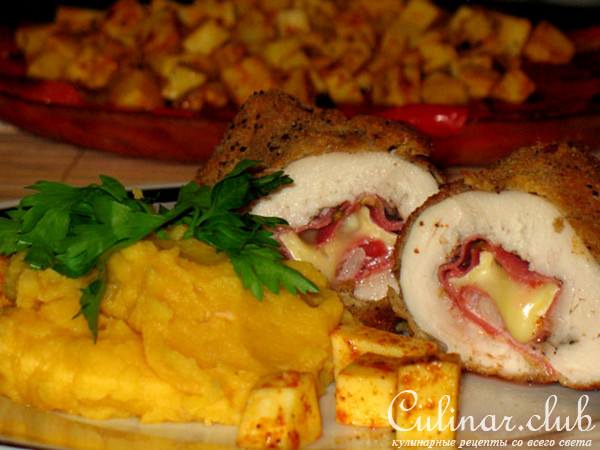 Рулончик из куриной грудки с начинкой из камамбера и салями