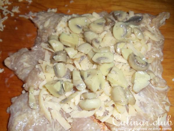 Рулетики из индейки с шампиньонами и сыром