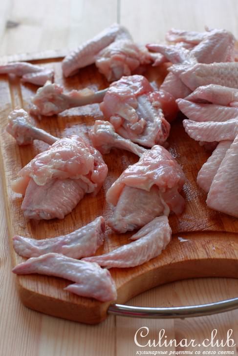 Медовые куриные крылышки под клюквенным соусом