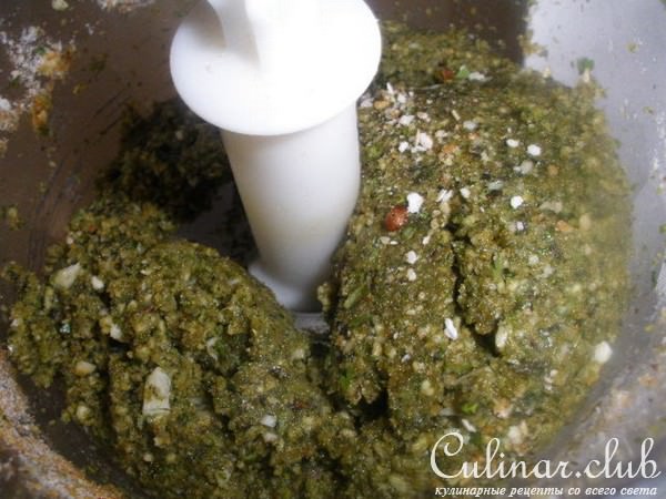 Ароматная курочка с зеленью, шафраном и кедровыми орешками