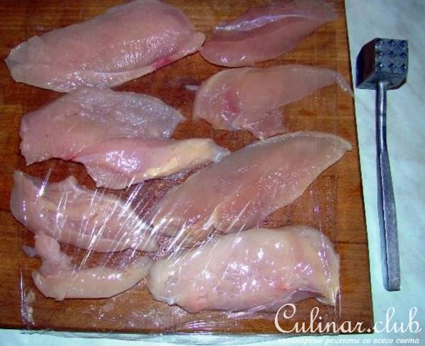 Рулет из курицы с сыром и шпинатом
