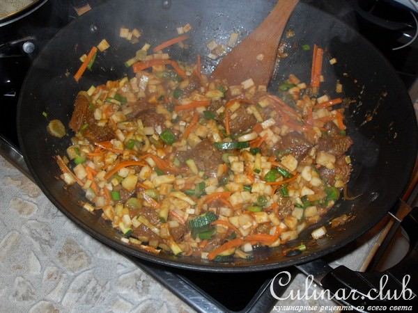 страусовый гуляш с овощами