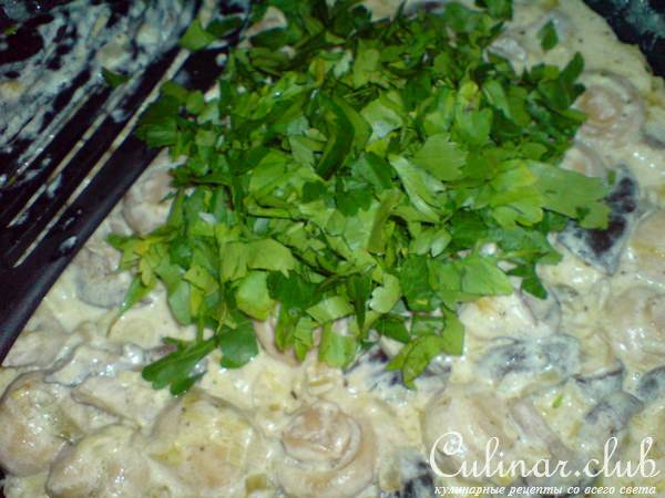 Цыплёнок по-домашнему,с маринованными грибами и сметаной