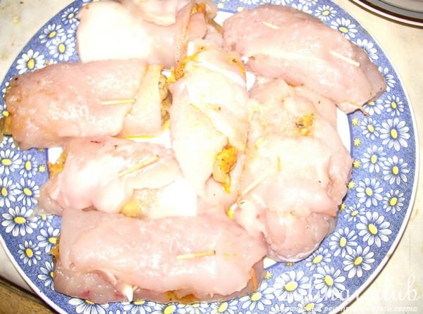Рулетики из куриной грудки с морковно-грибной начинкой