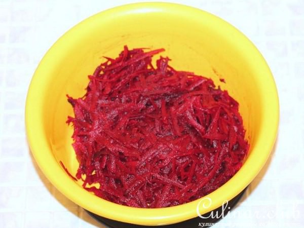 Рулетик из нежной курочки со свеклой