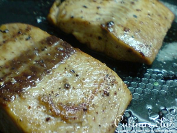 Морская форель жареная//Под сметанным соусом и вялеными томатами
