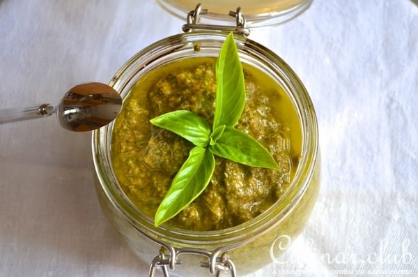 Лосось с хрустящей корочкой из песто и сыра