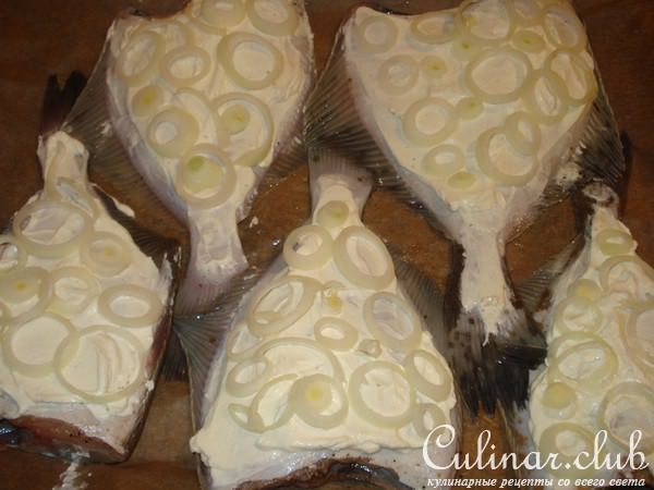 Камбала под овощами