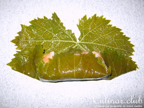 Сарма с сочной начинкой из форели и лепешками пиде для ароматной заливки
