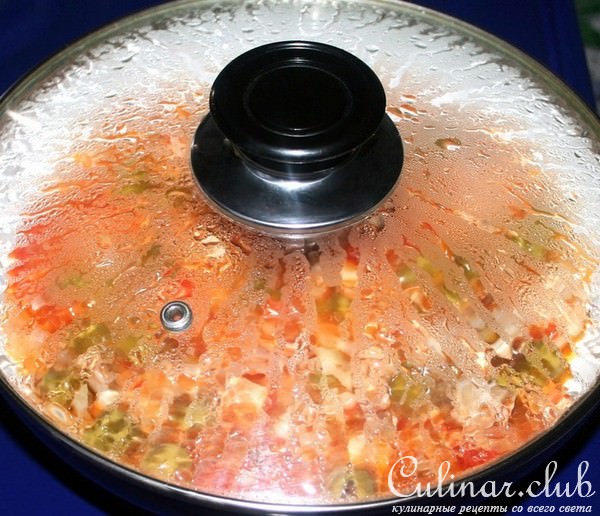 Рыба с овощами и оливками с рисом на гарнир