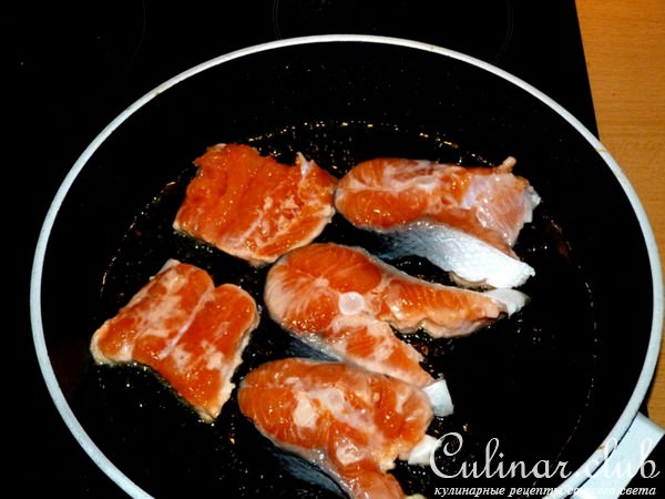 Лосось с острым соусом сальса