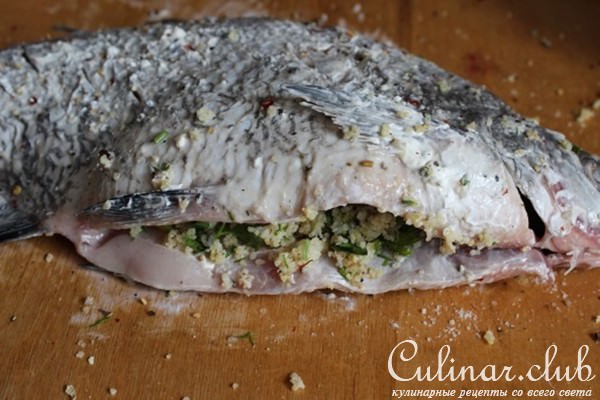 Лещ фаршированный кускусом