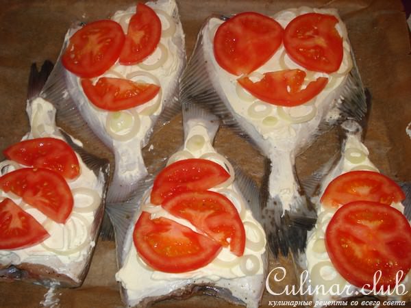 Камбала под овощами
