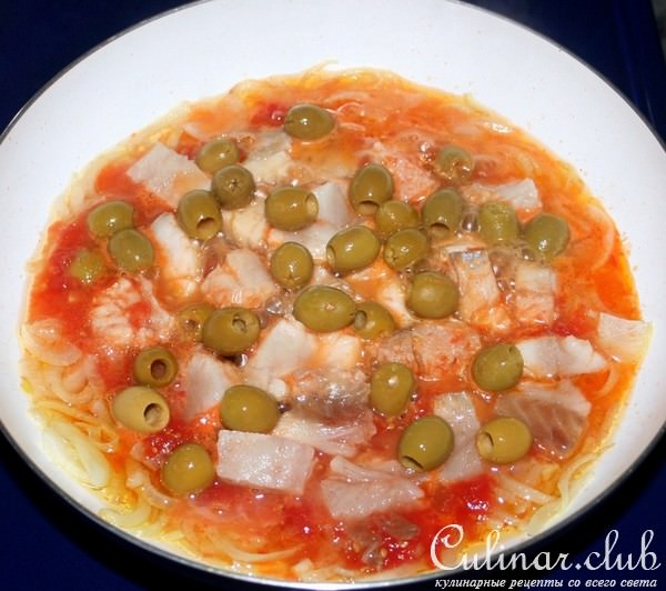Рыба с овощами и оливками с рисом на гарнир
