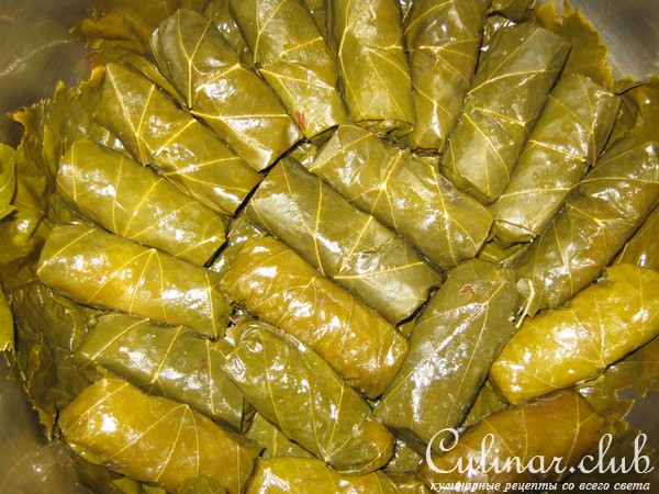 Сарма с сочной начинкой из форели и лепешками пиде для ароматной заливки