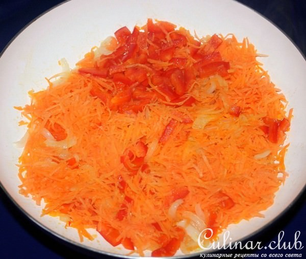 Камбала жареная по-корейски с рисом и овощами на гарнир